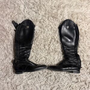 Size 38A Black Tucci Leather Horseback Riding Tall Boots. Small tear on inside.